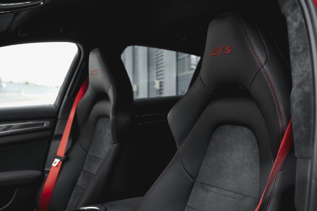 画像: GTSのロゴが入れられたフロントのハイバック型スポーツシート。乗り心地は硬めだが微振動が残らないので不快ではない。