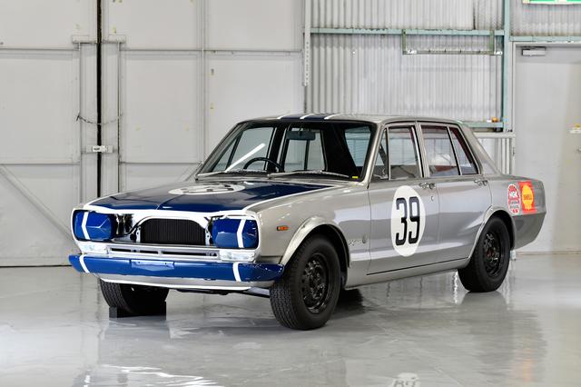 画像: スカイライン 2000GT-R(1969年式 PGC10型)。1969年2月に登場。エンジンはR380に搭載されたGR8型の流れを汲むS20型直6DOHCで、最高出力160psを発揮、レース仕様では250psを超えていた。レースでは1969年5月の「JAF-GP」から快進撃を開始。1970年10月にホイールベースを70mm短縮した2ドアハードトップを追加し、レースでも運動性能に優れるハードトップにスイッチしたことで連戦連勝にさらに拍車がかかった。50連勝目前でサバンナに敗れ連勝記録はストップするものの、1972年3月の「富士300キロ」で念願の50勝目を手にする。その優勝回数は52とされている。日産ヘリテージコレクション展示車両は1969年JAFグランプリ優勝車。