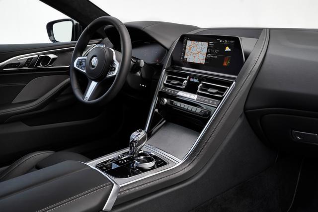 画像: センターダッシュには「BMW オペレーティングシステム 7.0」を導入した10.25インチの大型コントロールディスプレイを配置。
