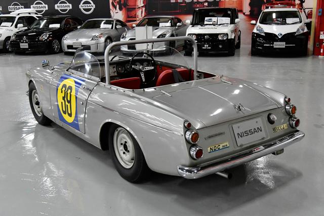 画像: 1963年第1回日本GPのB-Ⅱレース(1300〜2500ccのスポーツカー)で優勝を飾ったフェアレディ1500。ノーマルの71psを80psにアップしていた。