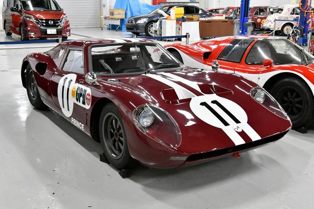 画像: 1965年に登場、1966年の第3回日本GPでは1-2フィニッシュを飾ったプリンスR380。日本初の本格的レーシングプロトタイプカー。海外のレーシングパーツを使いながら独自にシャシを設計、エンジンはグロリア用の直列6気筒をフルチューンした専用のものだった。