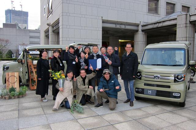 画像: 受賞を喜ぶN-VANの開発スタッフたち。おめでとうございます!