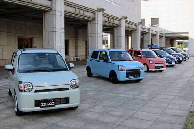 画像: 横浜美術館正面に展示されたノミネート車両。
