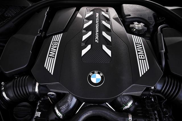 画像: 新開発の4.4L V型8気筒ツインターボエンジンの最高出力は530ps、最大トルクは750Nm。0→100km/h加速は3.7秒。