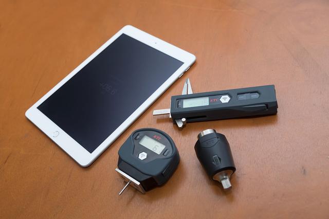 画像: TRASAS=Traceable sensing and analysis system。時計回りに左から専用アプリをインストールしたiPad、ブレーキパッドゲージ、トルクル、タイヤデプスゲージ。