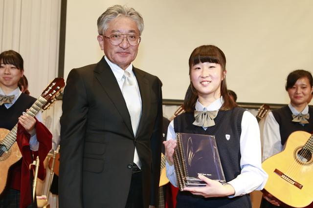 画像: 特別演奏をしてくれた北杜高校ギター部にはBMW Club Japanの細淵会長から記念品が贈呈された。
