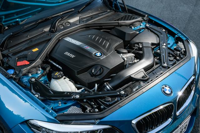 画像: 官能的なエンジンサウンドを奏でるM2クーペのストレート6。最大トルクは500Nmに達する。