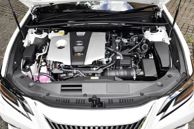 画像: 日本仕様はカムリと同じ2.5Lハイブリッドのみの設定。システム出力は218psと余裕のパワーを持ち、気持ちの良い加速を実現しながら、23.4km/ℓ(JC08)と燃費も優れる。