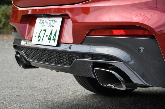画像: 通常モデルの丸型マフラーエンドに対して、M40iはスポーティなブラッククロームを施した専用形状のオーバルマフラーエンドを装着。