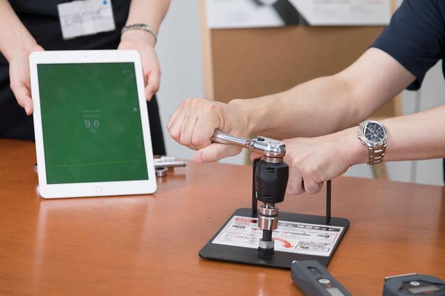 画像: 作業を行うとデータが転送され適正トルクであれば表示と音で正常値であることを示す。