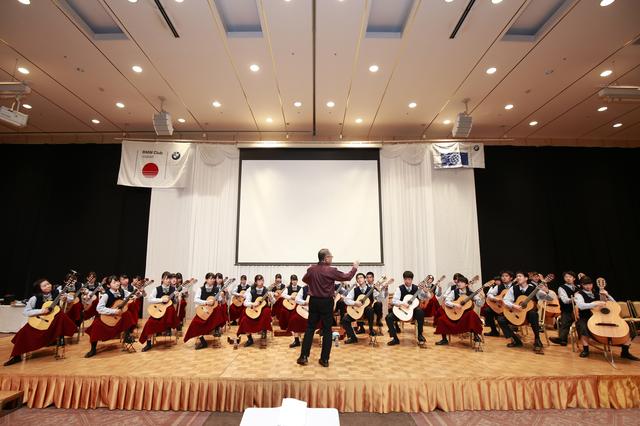 画像: 山梨県立北杜高校ギター部の息のあった見事な演奏に聴き惚れてしまった。創部は1964年だという。