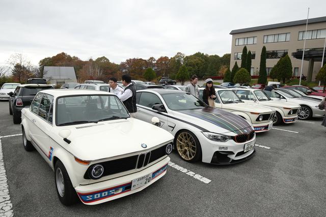 画像: とても鮮やかな紅葉の中、清里・大泉周辺のドライブを楽しみ、そしてクラブ員同士の交流を深めた八ヶ岳イベントの2日間であった。クラブ最大イベントのこの日は全国から多くのクラブ員が集まった。
