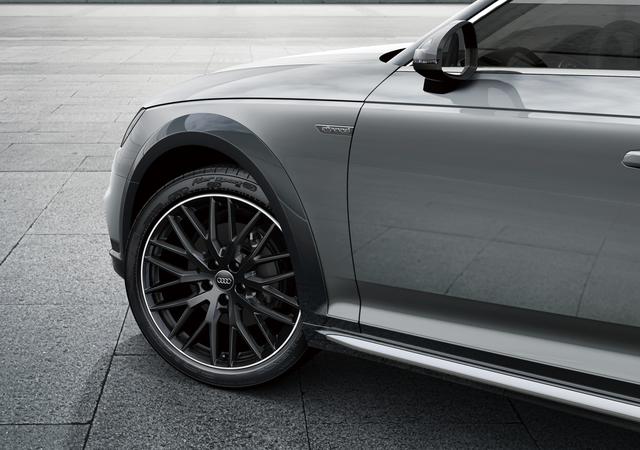 画像: ホイールはAudi Sport製の10Yスポークデザイン19インチアルミ。ボディカラーとあわせてグロスブラックとしている。