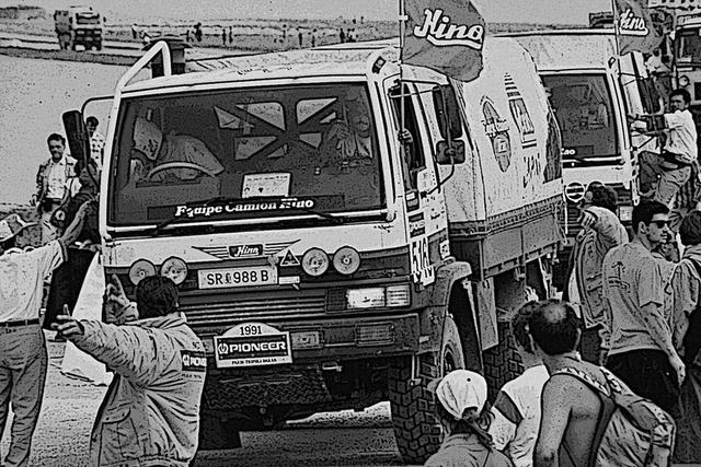 画像: 1991年、パリ〜トリポリ〜ダカールに初参加。ラリーのノウハウなど皆無な中、4台中3台の完走を果たした。ベースはレンジャーの四駆(消防車用)FT3Hに幌ボディを架装し「リトルモンスター」と呼ばれた。