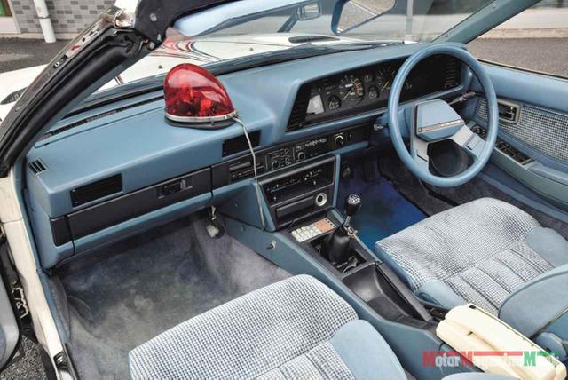 画像: ノーマル然としたインパネ回り。他の西部警察特別機動車両のように特殊装備は持たない。シフトレバー前のボタンパネルは日本初のドライブコンピューターで、これはベース車の装備。助手席のコンソールボックスには無線機が収められている。