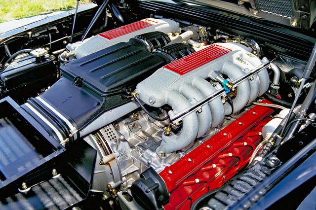 画像: シリンダーヘッドを赤く塗った5L 12気筒。「テスタロッサ」の名は、これに由来する。