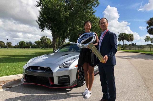 画像: 「NISSAN GT-R NISMO」の贈呈を受けた大坂なおみ選手。好きだと語った「白」ではなかったが、「GT-R NISMO」なら満足なのではないだろうか。