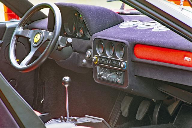 画像: ベースとなった308や328とインテリアの雰囲気は似ているが、よりスパルタン。キーホール下にスターターボタンが備わる。