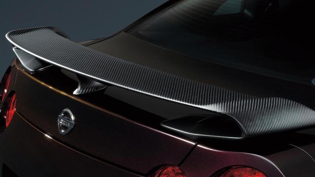 画像: GT-R 大坂なおみ選手 日産ブランドアンバサダー就任記念モデルは、ドライカーボン製リヤスポイラーを装着。