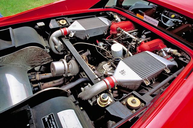 画像: 縦置きされた2.8LのV8DOHCをツインターボ化。インタークーラーも備わる。