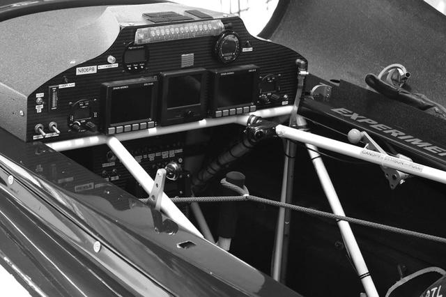 画像: フルデジタルディスプレイの2017年型レース機。計器も厳正に規定どおりなければならない。ただしディスプレイの配置と大きさは、パイロットの好みだそうだ。整備中に不要に操縦桿が動かないよう、ロープで固定している。エッジ540が鋼管フレーム+カーボン張りであることがわかる画像でもある。