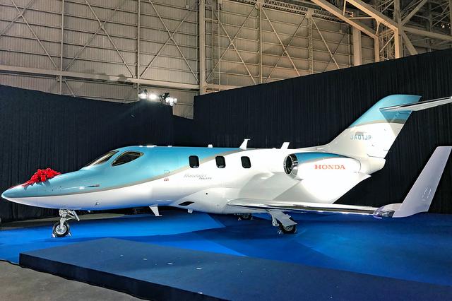 画像: 引き渡しを待つホンダジェット初号機。ノーズの上の赤いものは記念のリボン。