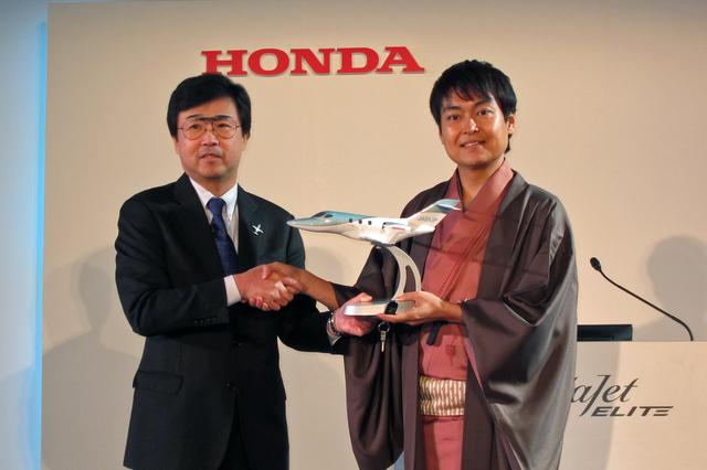 画像: 千葉氏(右)に記念の模型と実機のキーが手渡された。