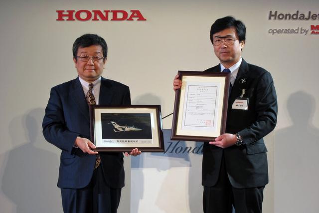 画像: 国土交通省の蝦名航空局長(左)とHACIの藤野社長。