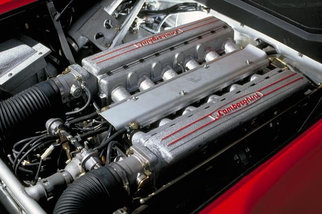 画像: 5.7LのV12DOHCの前側にミッションを搭載するのは、カウンタックと同じ手法だ。