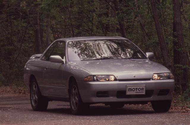 画像: 歴代スカイラインの中で突出した人気を誇ったR32型。5月にセダンとクーペがデビューした後、8月には16年振りにGT-R(BNR32)が登場して大きな注目を集めた。