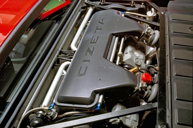 画像: ミッドに横置きされた6LのV16エンジンは、CIZETAと刻まれたチャンバーなどでほとんど見えない。