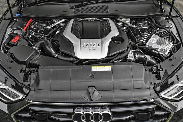 画像: 340psと500Nmを発生する3.0LのV6ターボエンジン本体はカバーでほとんど見えない。