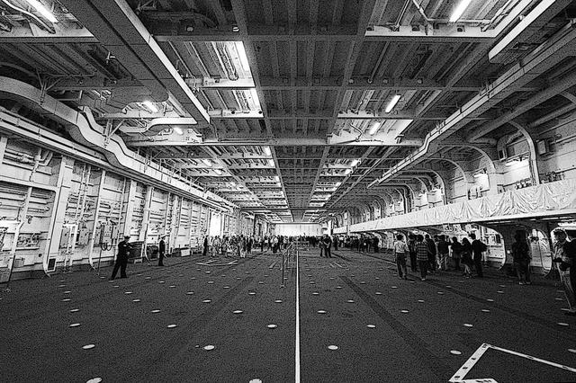 画像: 護衛艦かがの広大なハンガー/格納庫。飛行甲板下から三層ブチ抜き。空母 加賀では考えれれなかった巨大空間は、この下層に収まるコンパクトで高出力なガスタービンエンジンのお陰だ。