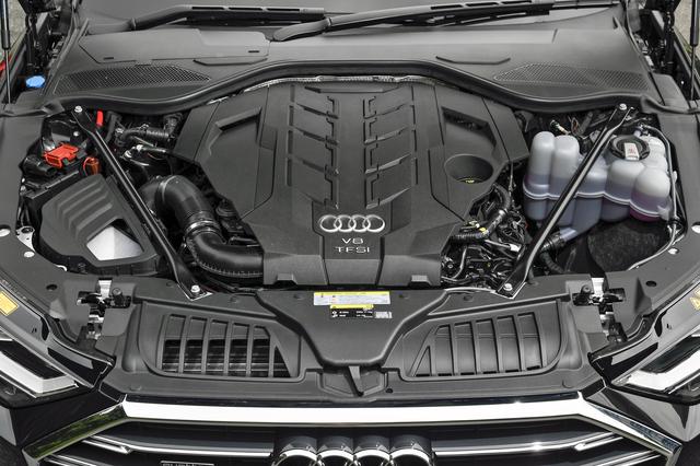 画像: 460psと580Nmを発生する40LのV8ツインターボエンジンも、本体はほとんど見えない。