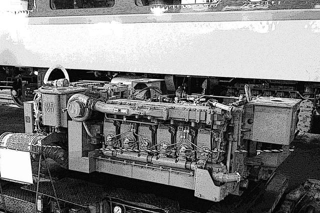 画像: N-DMF11HZ系エンジン。先代キハ281系から搭載された新世代ディーゼルエンジンで、現在はコマツが製造する。1車両の床下に2機ずつ搭載され、編成の両数ぶん動力車が存在する電車型のパワーユニット。