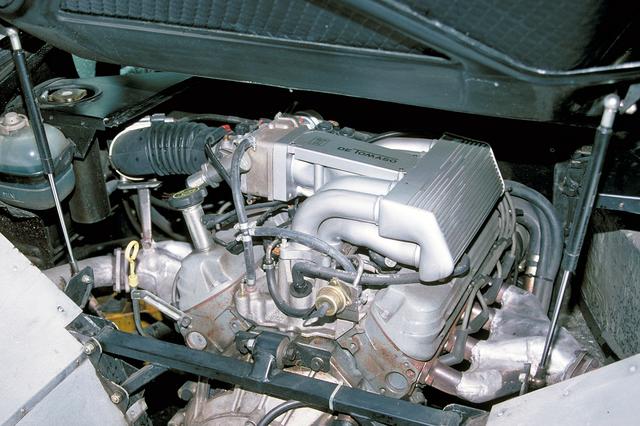 画像: フォード製の4.9L V8エンジンはOHVながら305psと46.0kgmを発生する。ミッションはZF製。