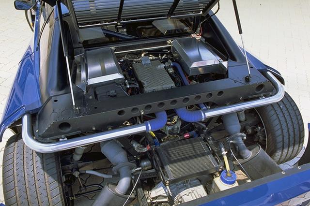 画像: リアセクションはガバリと開く。3LのV8DOHCツインターボの上にはインタークーラーが備わっている。