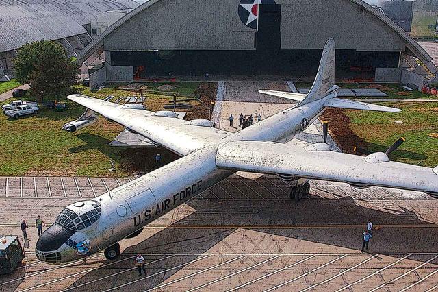画像: 量産機数では最多の(385機)、超大型爆撃機コンベア B-36。先代B-29の3倍近い巨大機であり、すでにジェット戦闘機の時代だけに6発のR-4360-51でもパワー不足で、翼端にジェットエンジン4機を併載した。