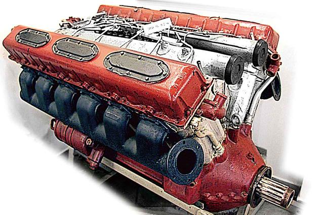 画像: T-34に搭載されるVー2エンジン。先進的で超合理的なアルミ製ディーゼルエンジンは、基本はそのままにパワーアップを繰り返した。