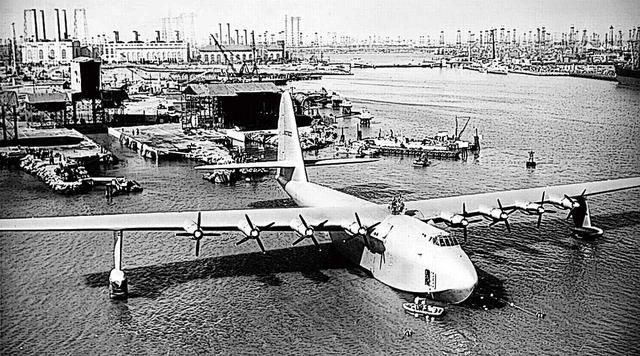 画像: プロペラ機だけでなく、現代でも史上最大級の航空機として有名なヒューズ H-4ハーキュリーズ。全幅97.5m、全長66.7mという数値は、巨大旅客機のエアバス A380に匹敵し、全幅は18mも大きい。
