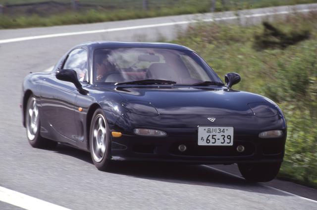 画像: 1978年の初代サバンナRX-7から13年にして登場したのが3代目となるアンフィニRX-7(FD3S型)だ。2ローターの13B型ロータリーエンジンの最高出力は当初255psだった。