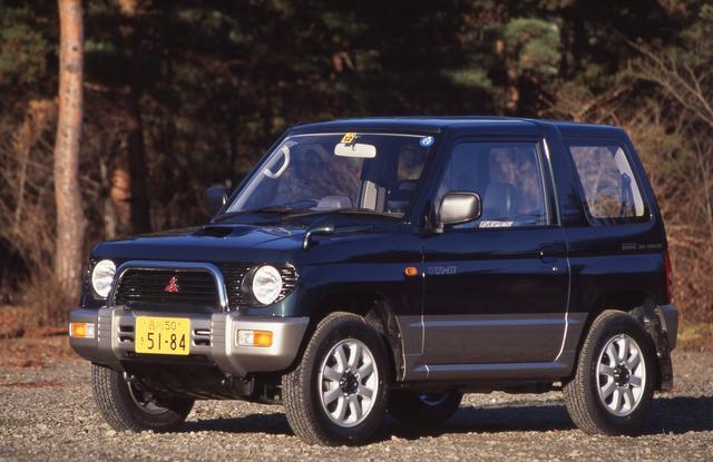 画像: 当時の三菱はパジェロ人気で業績好調だったが、その流れを軽自動車にもということで登場したのがパジェロミニ。エンジンは最高出力52psの自然吸気と64psのターボを用意した。