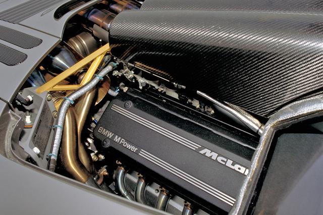 画像: BMW製6L V12のヘッドを4バルブDOHC化。ヘッド上のインテークチャンバーはCFRP製。