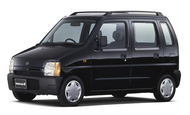 画像: 軽自動車のパッケージングに革命を起こした。この初代ワゴンRが登場するまでは背の低いセダンかワンボックスしかなかったが、新たな背の高いツーボックスは大人気を博した。以後、軽自動車の形の見本となったのはご存じのとおりだ。