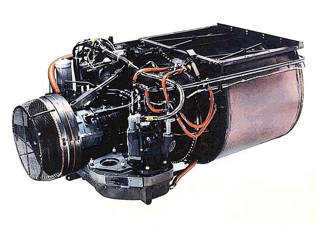 画像: 前部のガスタービン主機は、かなり小型軽量。左が前で、吸気系タービン・燃焼ブロックとメインタービン。写真右側の茶色い大きな筒が高圧排気ガスの熱交換機になっている。吸気・圧縮・燃焼・排気がブロック毎に分割される。