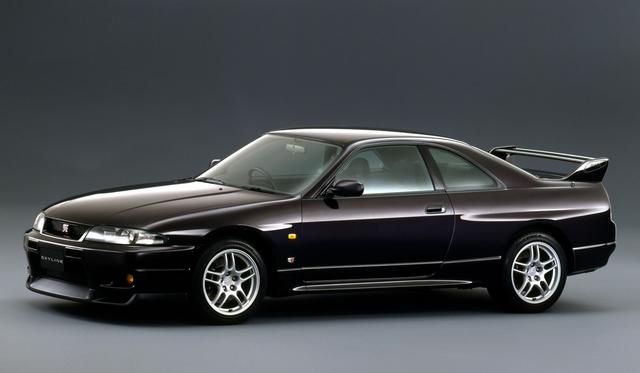 画像: R33型スカイラインが発表されたのは平成5年だが、GT-Rの登場は平成7年となった。BNR32型GT-Rよりボディも大型化され車重も増したためか、デビュー当初よりVスペックが設定された。