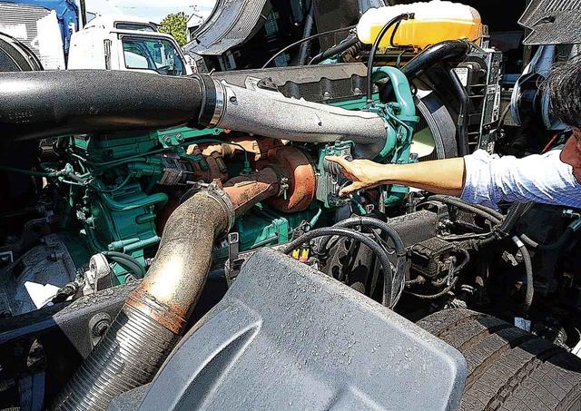 画像: キャブの直下に収まる、緑色の12.7L 直6ディーゼルエンジンと排気タービン。最近のエンジンにしては補器が少なくシンプル。出力よりも、強力でフラットなトルク特性が特徴。