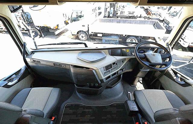 画像: 中型トラックを見下ろす視界は、2階建バスの上階に運転席があるようだ。特筆すべきは、国産車にはないフラットフロア。運転席から助手席にウオークスルーできる。ステアリングとシートのクリアランスも十分だ。