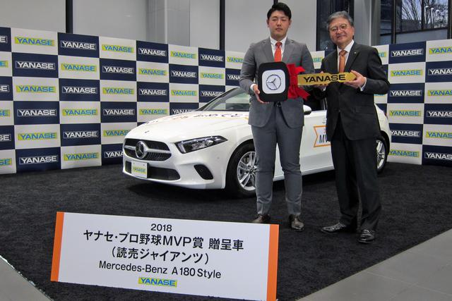 画像: ヤナセの吉田社長からマスコットキーを受け取る岡本和真選手。