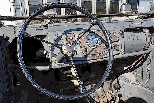 画像: シンプルなインパネ。ミッションは4速MT。右に楕円筒型のガソリンタンクが見える(Photo:MazKen)。